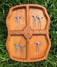 Carregar imagem no visualizador da galeria, KIT CHURRASCO COMPLETO (60% OFF) - Petisqueira com 6 garfinhos + Faca + Afiador + Escova Limpa Grelha + Maçarico Culinário